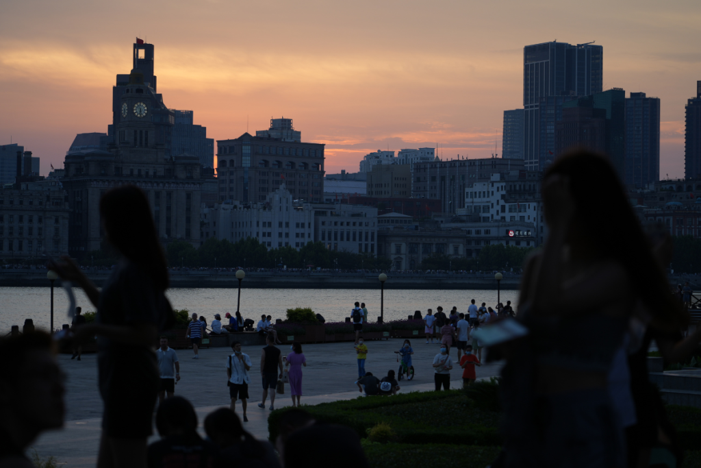 Foto al tramonto del Bund